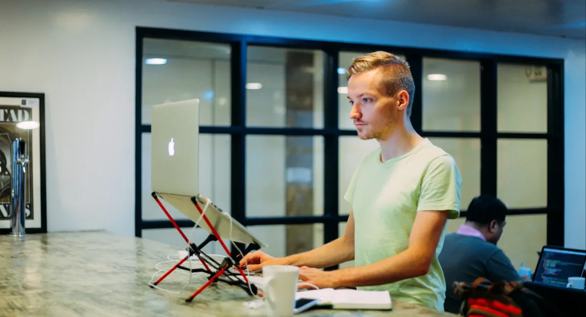 Pieter Levels: The Digital Nomad Who Built a $3M+ Business from a Backpack
